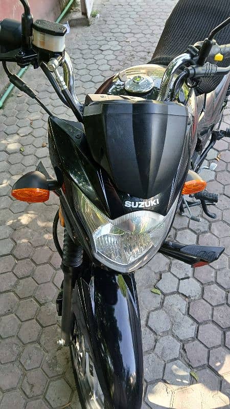 Suzuki GR 150 Black 2022 10