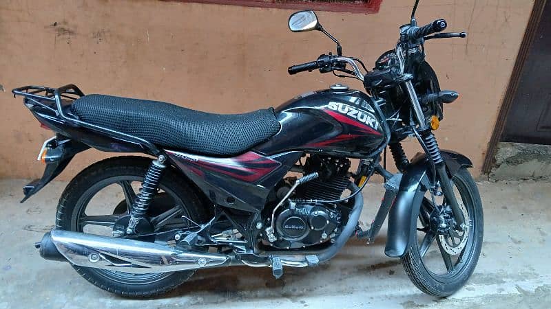 Suzuki GR 150 Black 2022 11