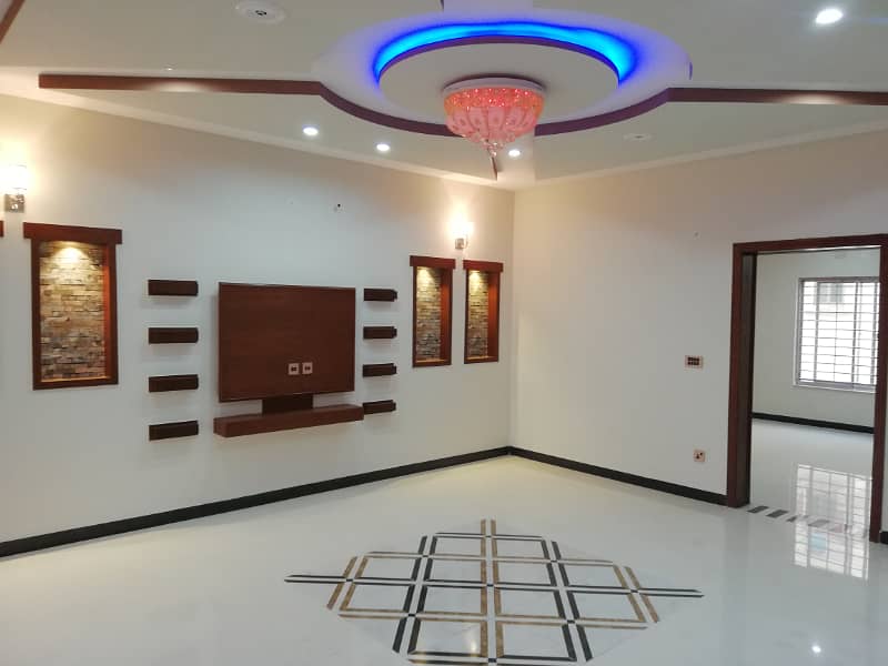 Slightly Used Luxury 10 Marla House Available For Rent in Janiper Block Bahria Town Lahore 7