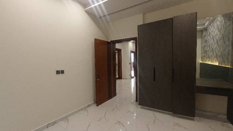 10 Marla Brand New Luxury Home For Sale In Executive Block Paragon City Lahore 13