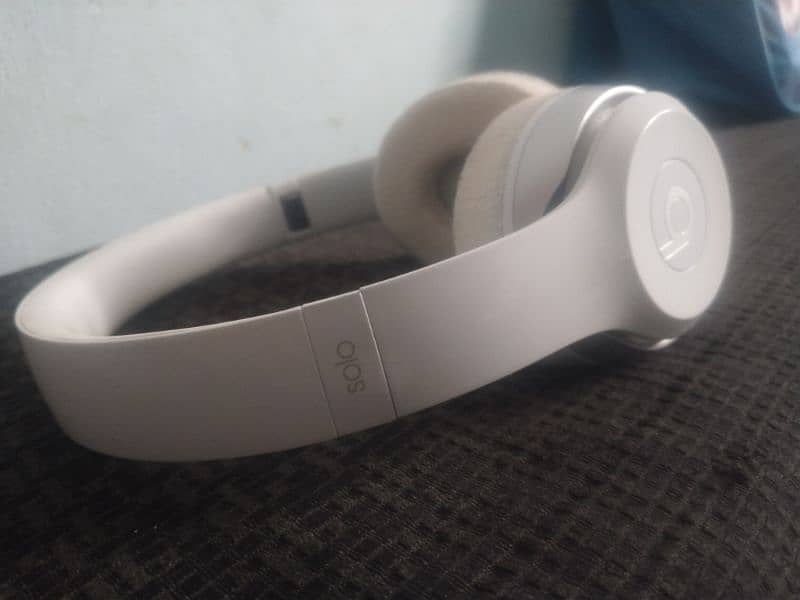 beats original Headphones or handfree like Bose 8