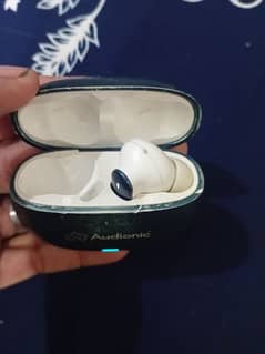 single audionic 425 earbud chahiye ager kisi k paas hy to ek gir gai h