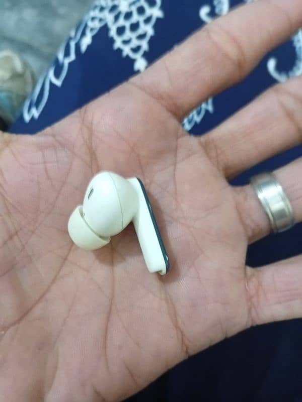 single audionic 425 earbud chahiye ager kisi k paas hy to ek gir gai h 1