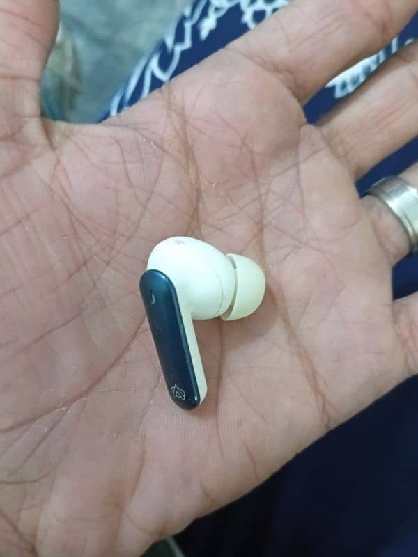 single audionic 425 earbud chahiye ager kisi k paas hy to ek gir gai h 2