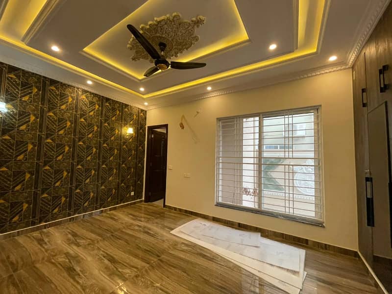 10 Marla luxury House Available For Sale In Paragon City Lahore 11