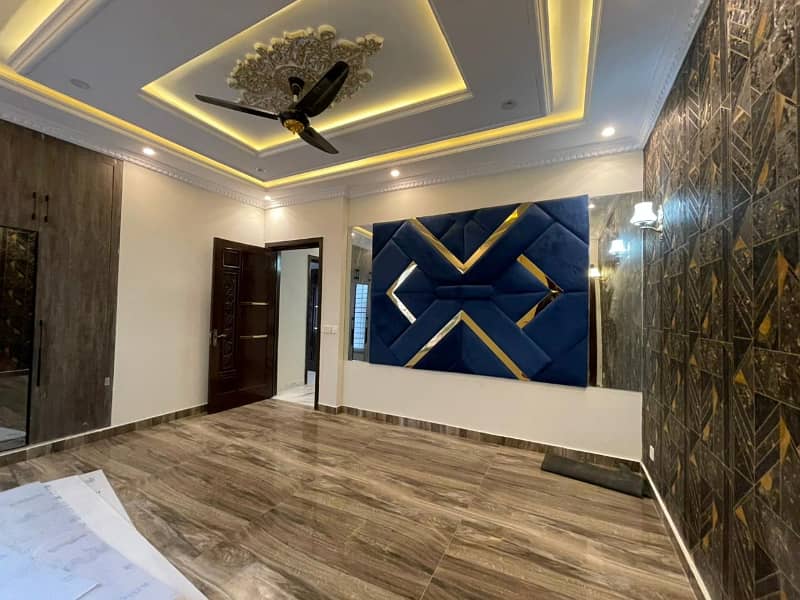 10 Marla luxury House Available For Sale In Paragon City Lahore 14