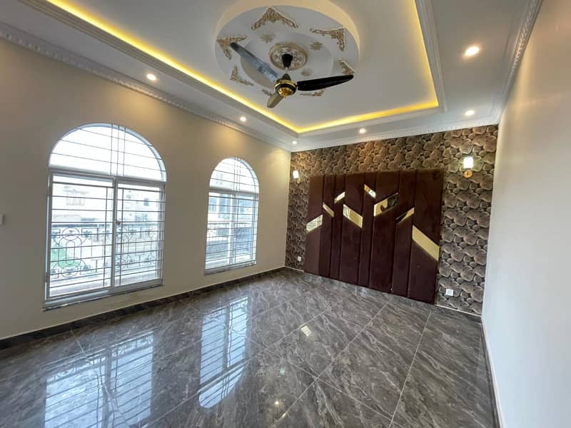 10 Marla luxury House Available For Sale In Paragon City Lahore 17