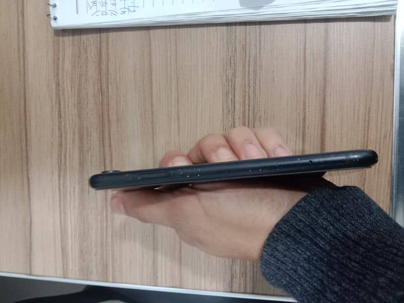 I phone XR black clr 2