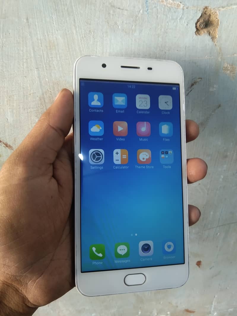 Oppo F1s Ram 4GB Room 32GB alag sa memory card b Laga sakte he. 0