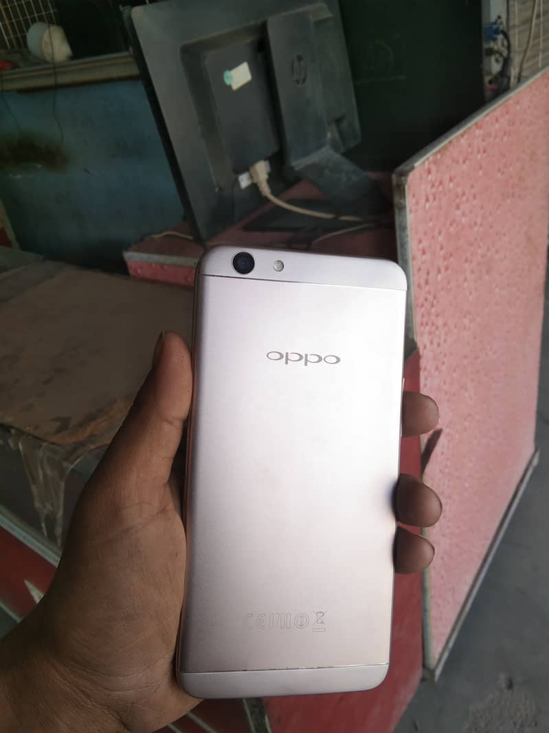 Oppo F1s Ram 4GB Room 32GB alag sa memory card b Laga sakte he. 1