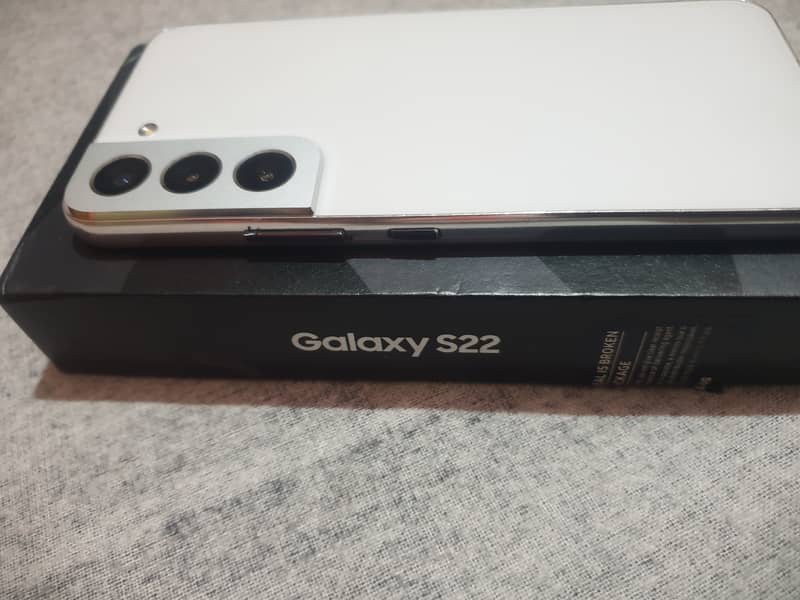 S22 white color full box 128gb Variant. 5