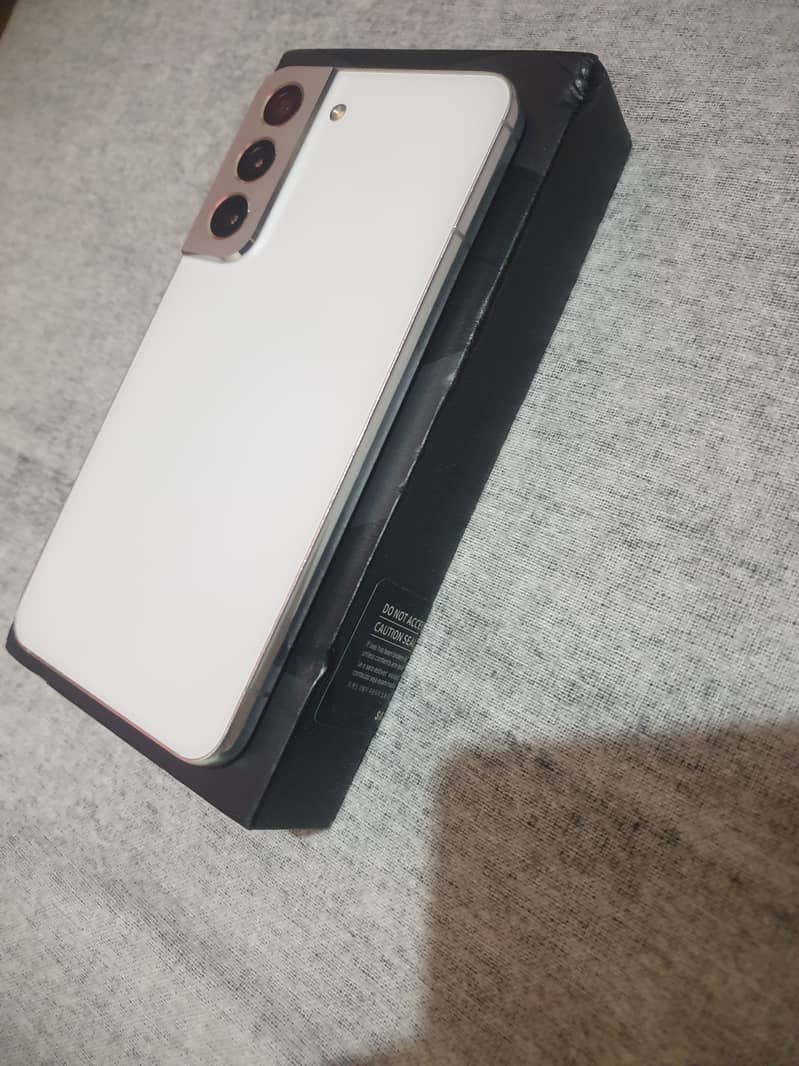 S22 white color full box 128gb Variant. 7