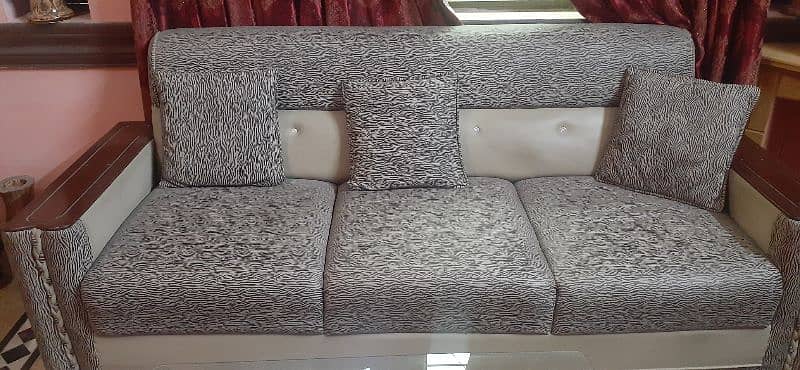 5 seater sofa set very less used 0