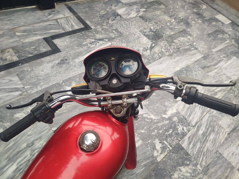 United 100 CC motorcycle in total genuine condition. 4