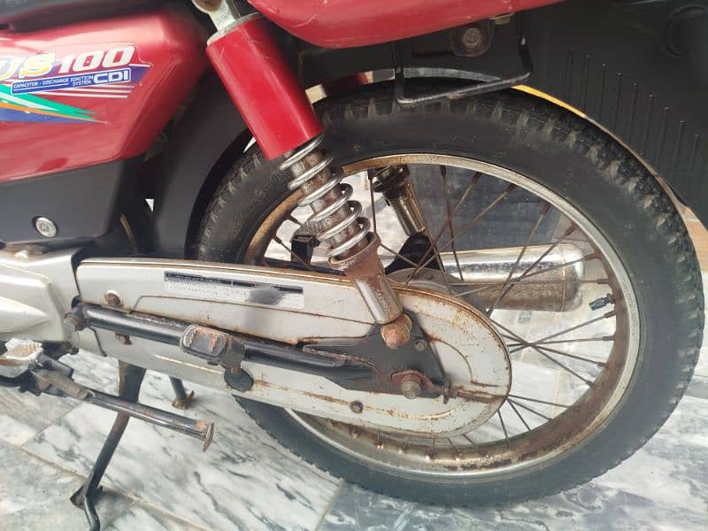 United 100 CC motorcycle in total genuine condition. 8