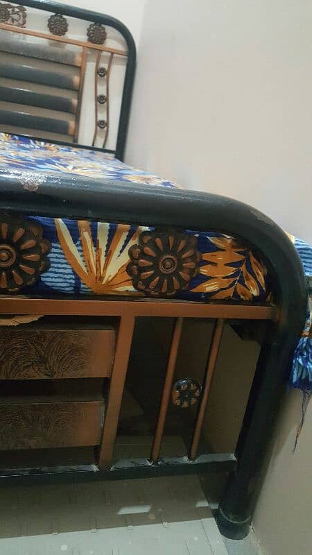 singal iron bed 6×4  with mettrees  only 13000 1