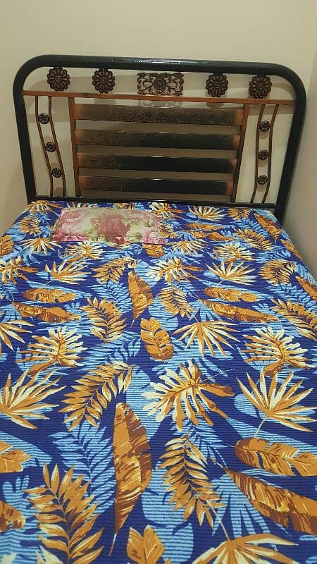 singal iron bed 6×4  with mettrees  only 13000 3