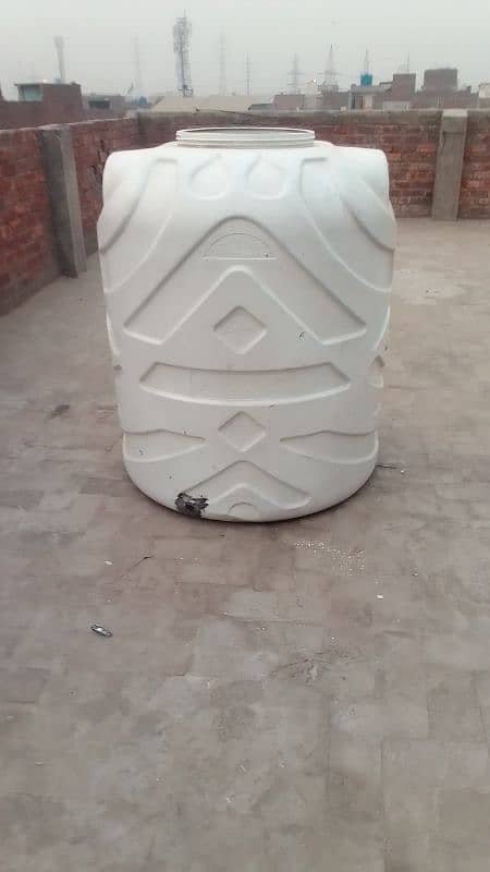 full size water tank for sale koe masla nh hai akr check kro phr lu 3