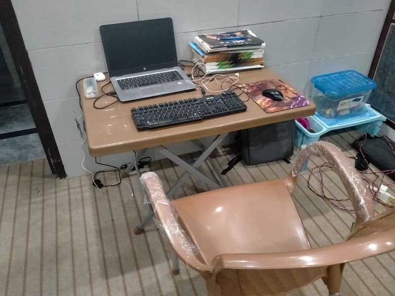 computer table and chair 0