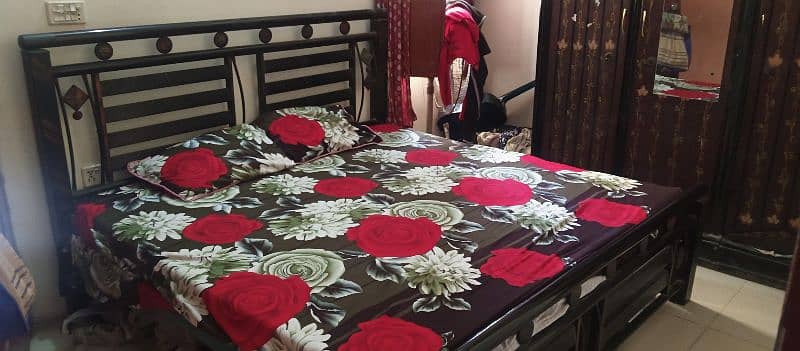 I'm selling my used bed set 3