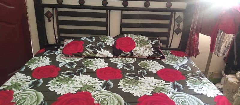 I'm selling my used bed set 4