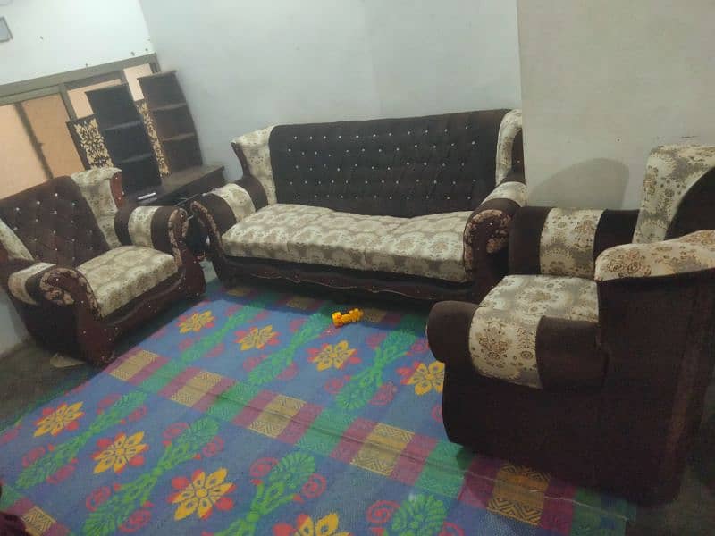 I'm selling sofa set 0