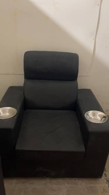 mani pedi sofa 0