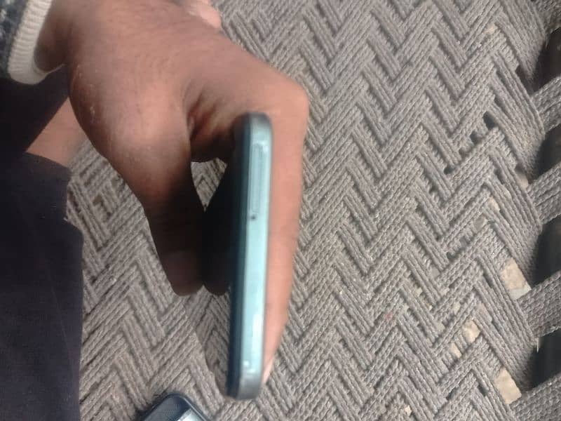 vivo y17s 6 128 box  charger hai all ok phone hai 03207441644 3