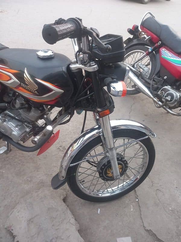 Honda 125 22/23 model single hand use 4