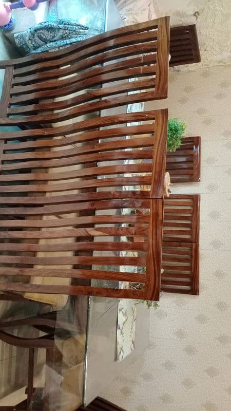 ایک Dining table اس کی ساتھ 8 chareاور اسکے ساتھ 2 چھوٹے tableایک بڑا 3