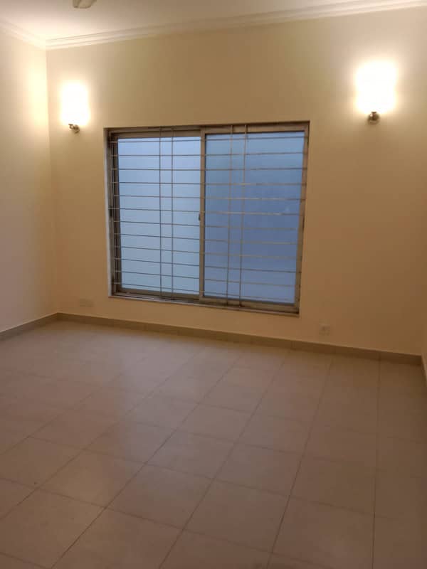 Precinct-10A 200 Sq Yd Villa FOR SALE. One Unit 3 Bedrooms, Drawning, Dining, Closed Italian Kitchen &Amp; TV Lounge. All Amenities Nearby Including Parks, Mosques And Gallery. 8min Drive From Main Gate Of Bahria Town Karachi. 10