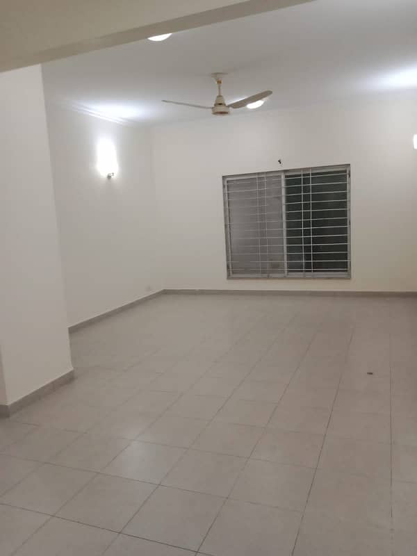 Precinct-10A 200 Sq Yd Villa FOR SALE. One Unit 3 Bedrooms, Drawning, Dining, Closed Italian Kitchen &Amp; TV Lounge. All Amenities Nearby Including Parks, Mosques And Gallery. 8min Drive From Main Gate Of Bahria Town Karachi. 14