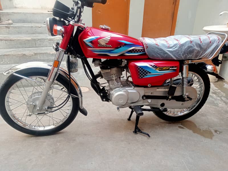 Honda CG 125 model 2024 ka 8 month unregistered ha 1400 so km Chali ve 0