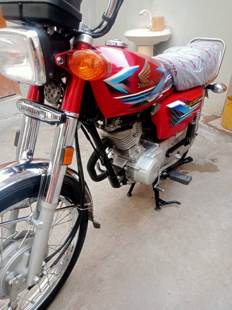 Honda CG 125 model 2024 ka 8 month unregistered ha 1400 so km Chali ve 1