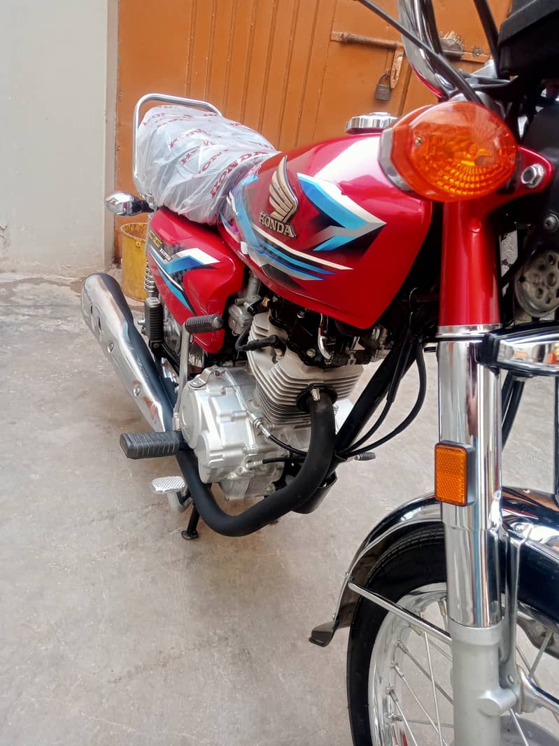 Honda CG 125 model 2024 ka 8 month unregistered ha 1400 so km Chali ve 2