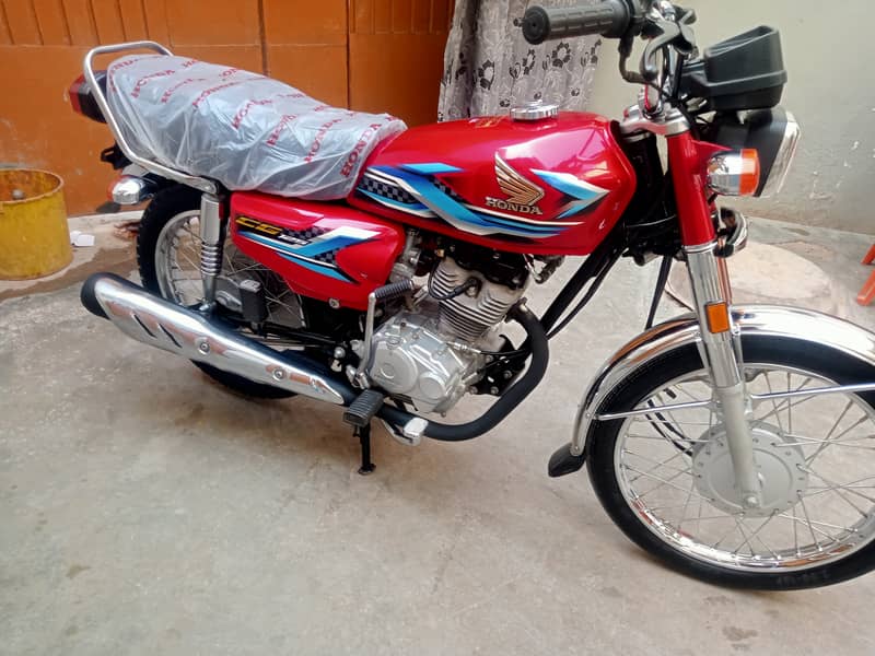 Honda CG 125 model 2024 ka 8 month unregistered ha 1400 so km Chali ve 3