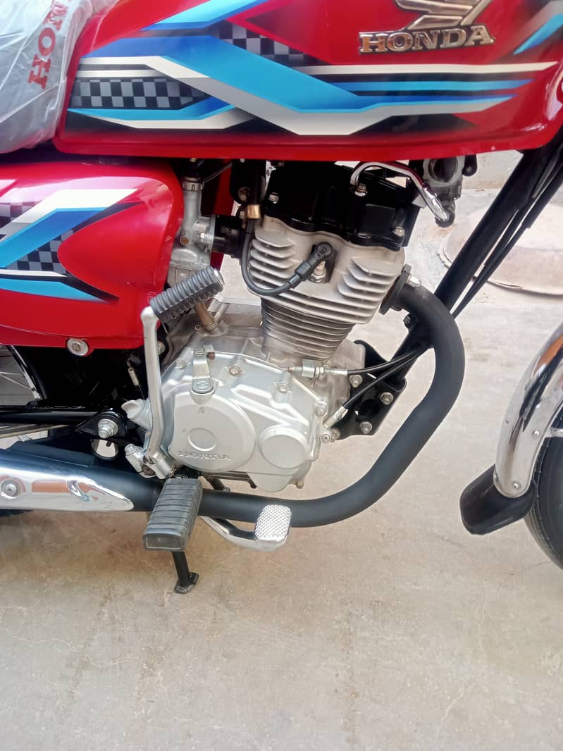 Honda CG 125 model 2024 ka 8 month unregistered ha 1400 so km Chali ve 4