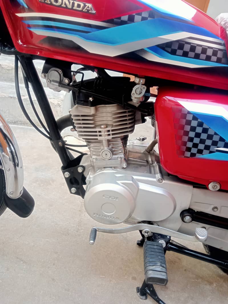 Honda CG 125 model 2024 ka 8 month unregistered ha 1400 so km Chali ve 5