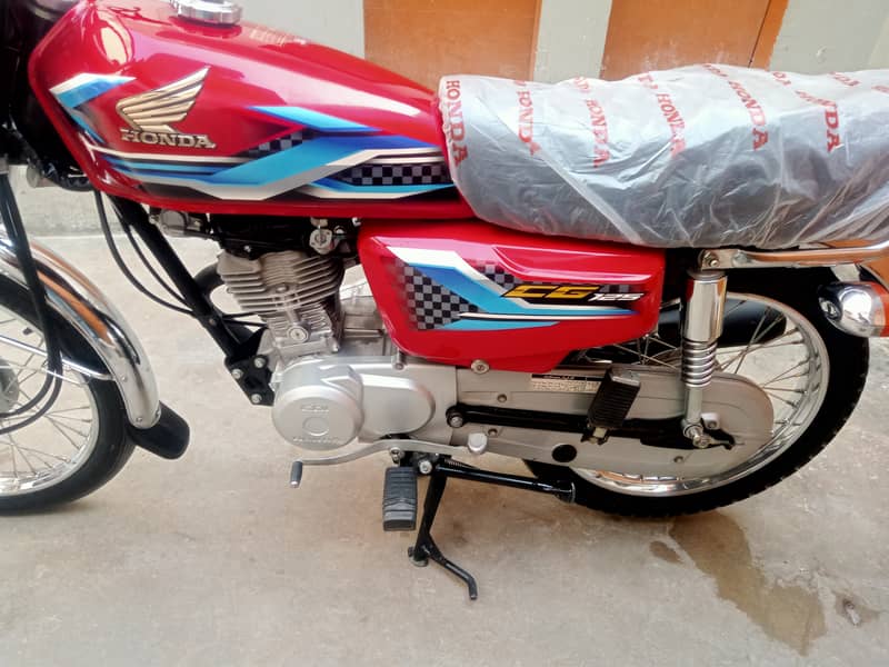 Honda CG 125 model 2024 ka 8 month unregistered ha 1400 so km Chali ve 6