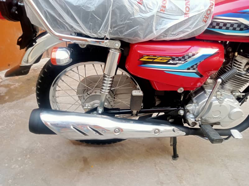 Honda CG 125 model 2024 ka 8 month unregistered ha 1400 so km Chali ve 7