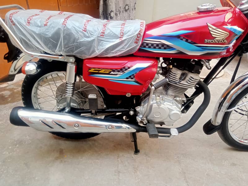 Honda CG 125 model 2024 ka 8 month unregistered ha 1400 so km Chali ve 8