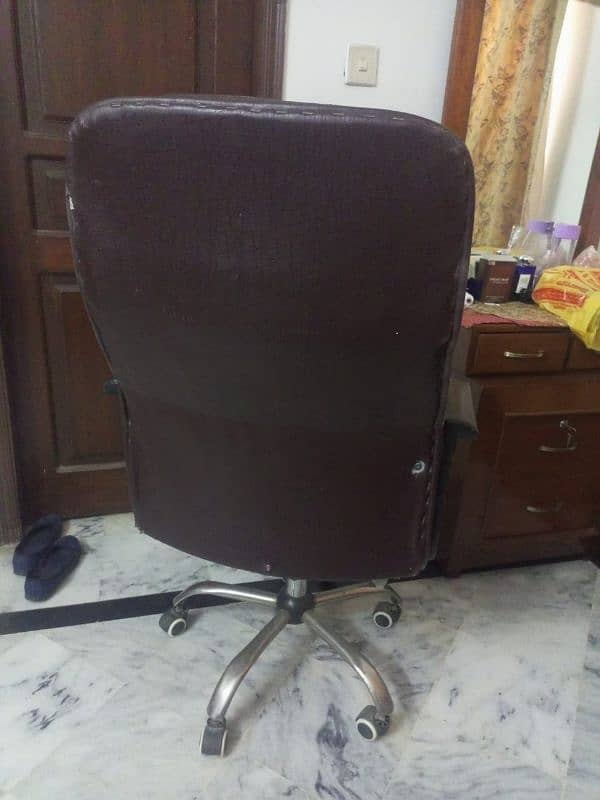 Slightly Used Office/Executive Chair 1