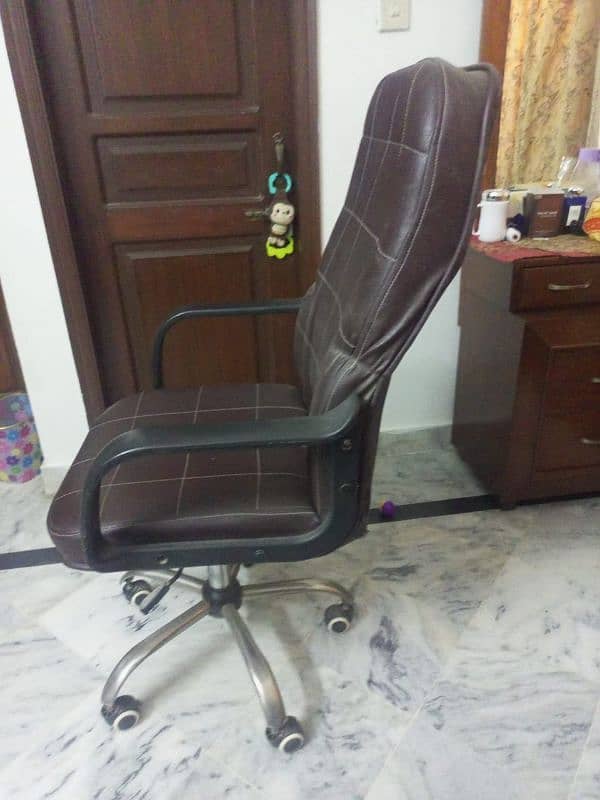 Slightly Used Office/Executive Chair 2