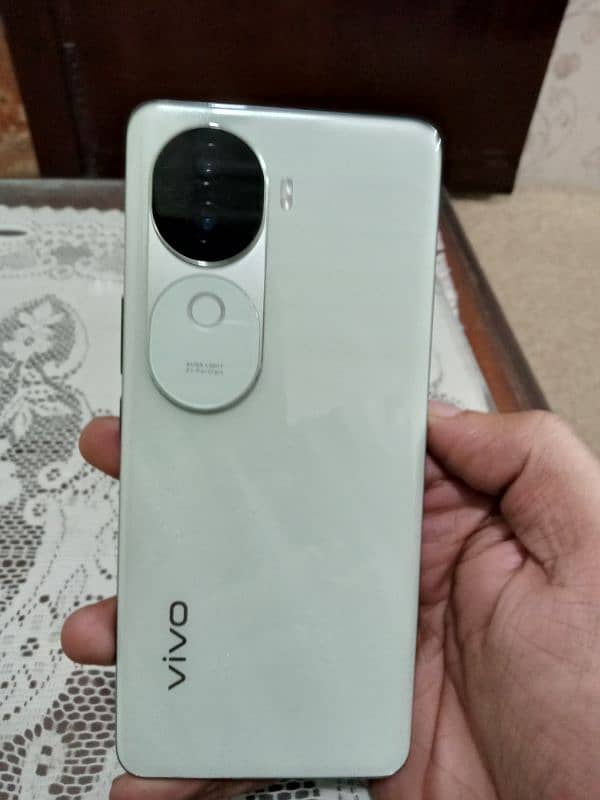 I'm selling my Vivo V40E 1