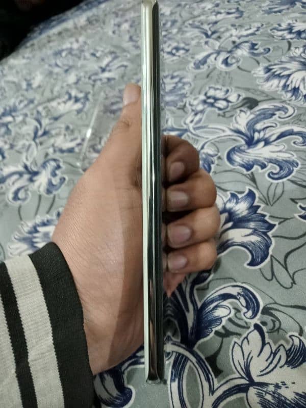 I'm selling my Vivo V40E 3