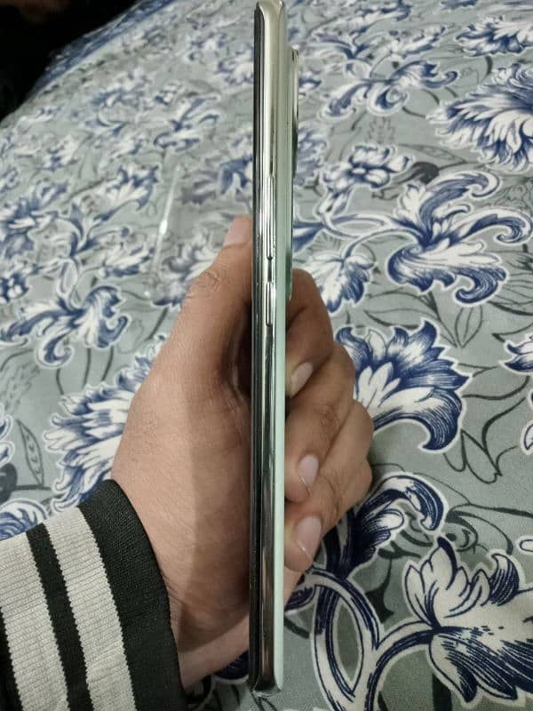 I'm selling my Vivo V40E 4