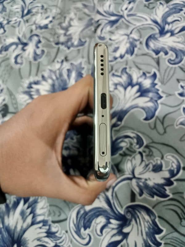 I'm selling my Vivo V40E 5