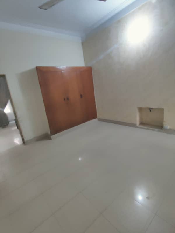 ALLAMA IQBAL TOWN 10 MARLA UPPER PORTION URGENT FOR RENT IN PRIME LOCATION 2