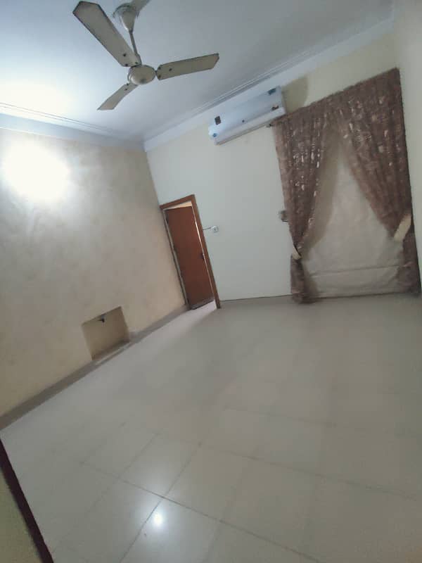 ALLAMA IQBAL TOWN 10 MARLA UPPER PORTION URGENT FOR RENT IN PRIME LOCATION 3