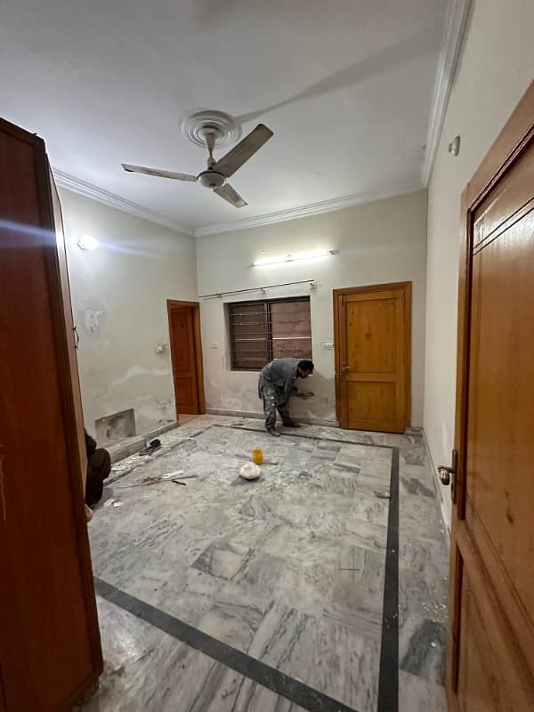 Portion for rent location Usman stret chaklala scheme 3 3bed tv lounge drawing room kichan 3bath bijli gass miter seprat tanks seprat car porch sepce available 0